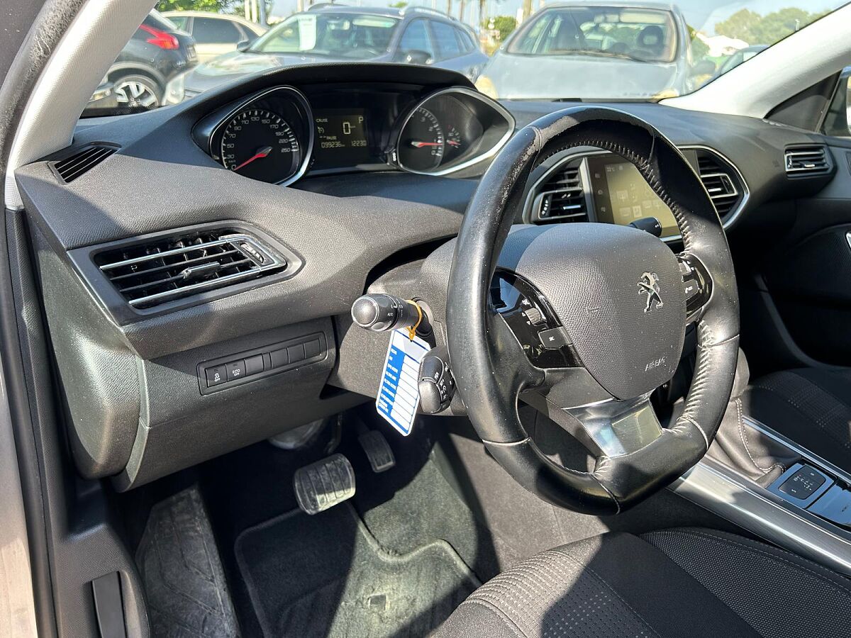 PEUGEOT 308 ALLURE 1.2 E-THP AUTO SPANISH LHD IN SPAIN 61000 MILES SUPERB 2017